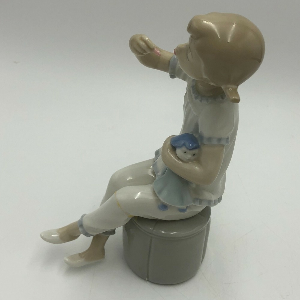Lladro Figurine 1083 "GIRL WITH DOLL & LIPSTICK" NO Box Retired 1985 DEFECT - Picture 3 of 9